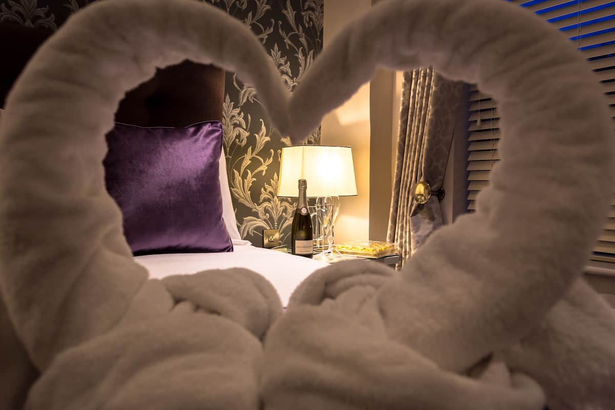 Deluxe Double Room, Ensuite (Super King Bed) | Minibar, in-room safe, desk, iron/ironing board (on request)