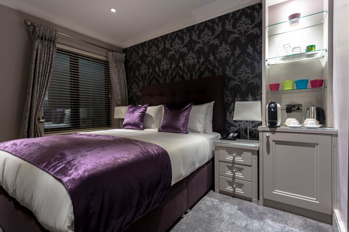 Deluxe Double Room, 1 Queen Bed, Accessible, Ensuite | Minibar, in-room safe, desk, iron/ironing board (on request)