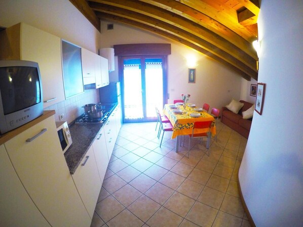 Full-sized fridge, microwave, stovetop, cookware/dishes/utensils