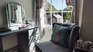 Panoramic Double Room, 1 King Bed, Ensuite, River View | 1 bedroom, premium bedding, pillowtop beds, individually furnished - Plas Tan y Graig (Caernarfon)