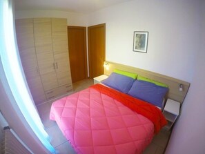 Appartement, 1 slaapkamer | 1 slaapkamer, een bureau, babybedden, wifi