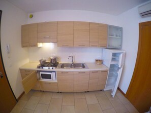 Frigorifero con congelatore, microonde, piano cottura