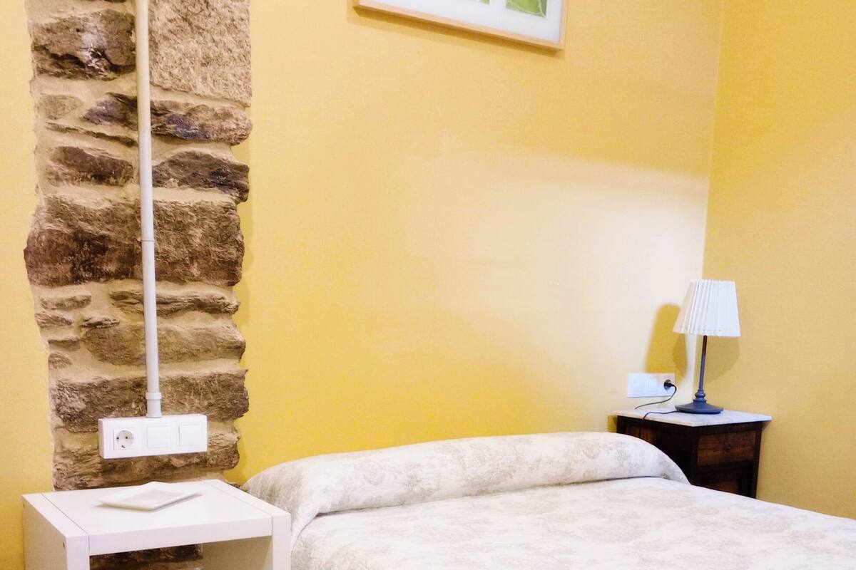 habitacion doble con cama de matrimonio y baño privado | Wi-Fi gratis dan seprai linen