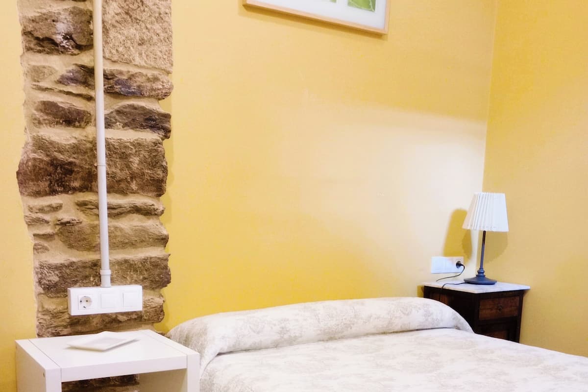 habitacion doble con cama de matrimonio y baño privado | 1 bedroom, free WiFi, bed sheets, wheelchair access