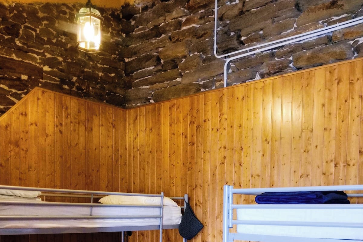 Habitación cuádruple básica, baño compartido | Wi-Fi gratis dan seprai linen