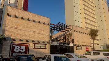 Fachada da propriedade à noite