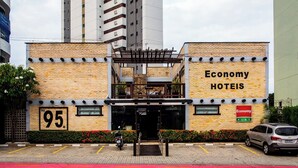 A building with a sign reading "Economy Hotels" and a number "95" on the facade. - Economy Flat (Natal)