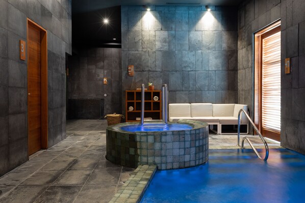Couples treatment room(s), sauna, hot tub, steam room