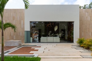 Salas de tratamiento para parejas, sauna y tina de hidromasaje