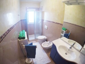 Apartment, 2 Bedrooms | Bathroom | Shower, bidet, toilet paper - Appartamenti Levante (Caorle)