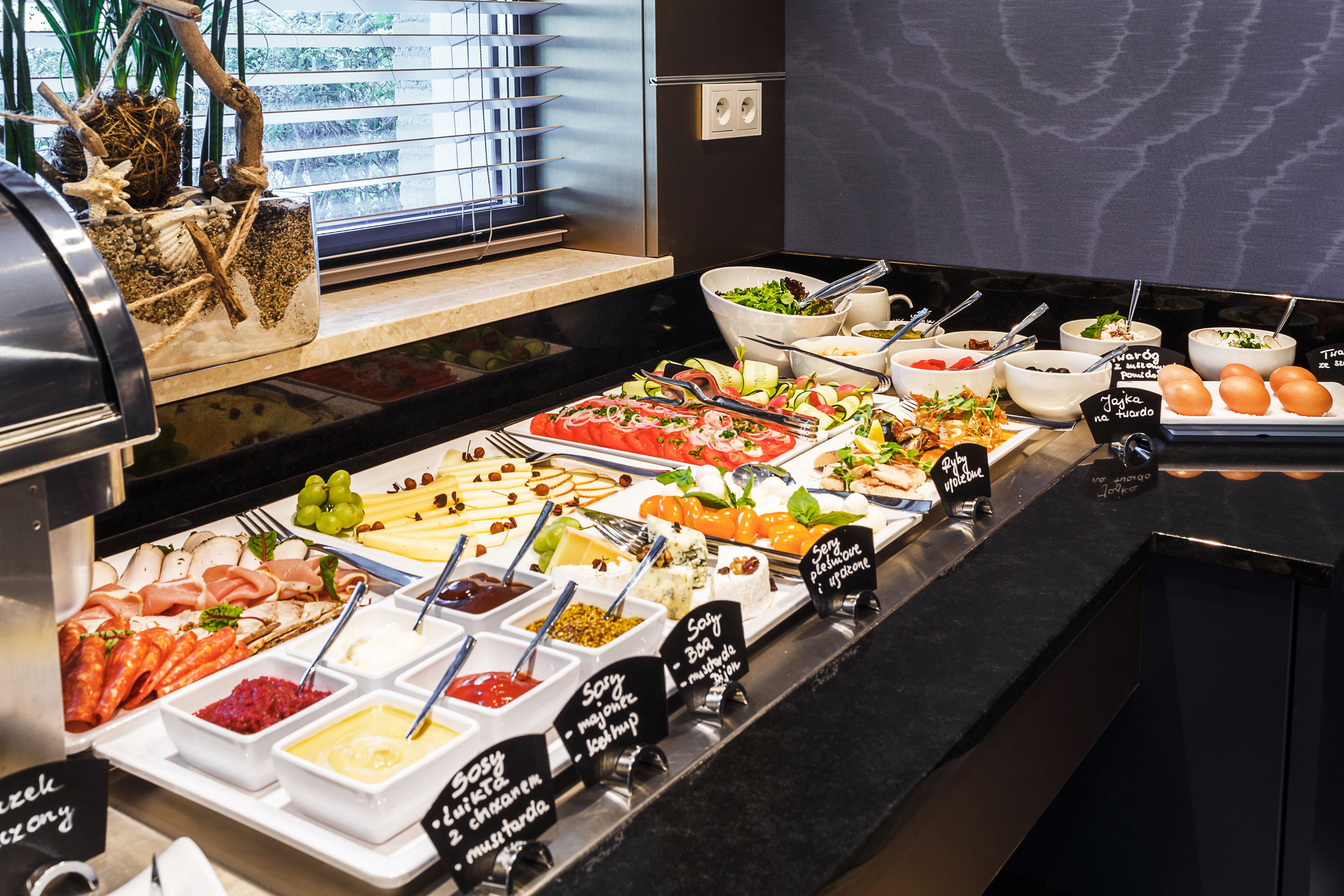 daily buffet breakfast (pln 70 per person)