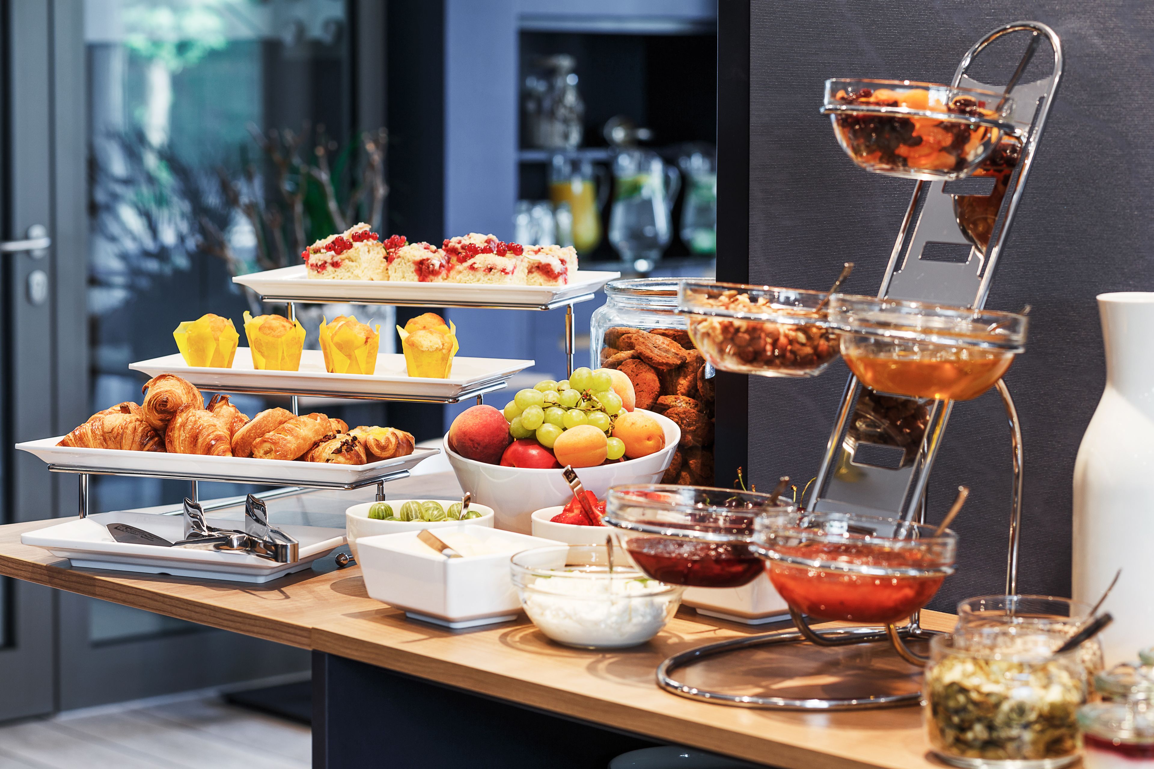 daily buffet breakfast (pln 70 per person)