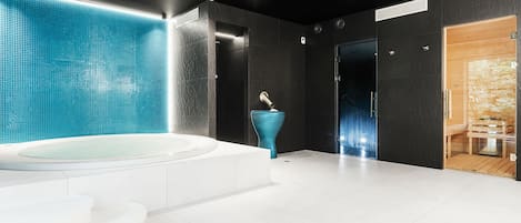 Indoor spa tub