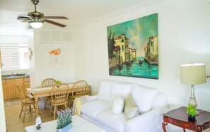Condo Deluxe, 1 giường cỡ king, bếp, quang cảnh thành phố | Khu phòng khách | TV màn hình phẳng 40-inch có truyền hình cáp, TV 
