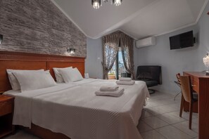Studio, pemandangan laut | Brankas, meja kerja, setrika/meja setrika, dan tempat tidur bayi gratis