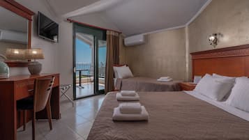 Estudio, vista al mar (For 3 people) | Caja de seguridad en la habitación y escritorio