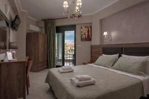 خزنة داخل الغرفة ومكتب ومكواة/لوح كي وأسرّة أطفال/رضّع (مجانًا)