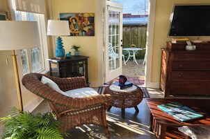 华丽村舍, 1 张特大床, 花园景观, 一层 | 起居区 | 45-英寸纯平电视（配备有线频道）、电视、壁炉