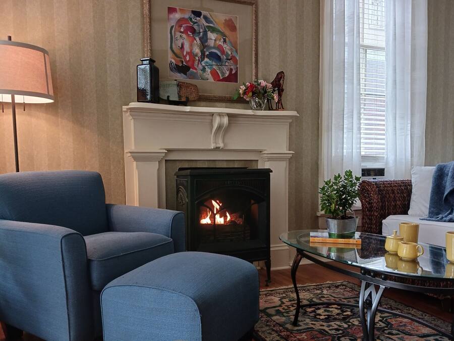 45-tommers fladskærms-tv med kabelkanaler, tv, pejs