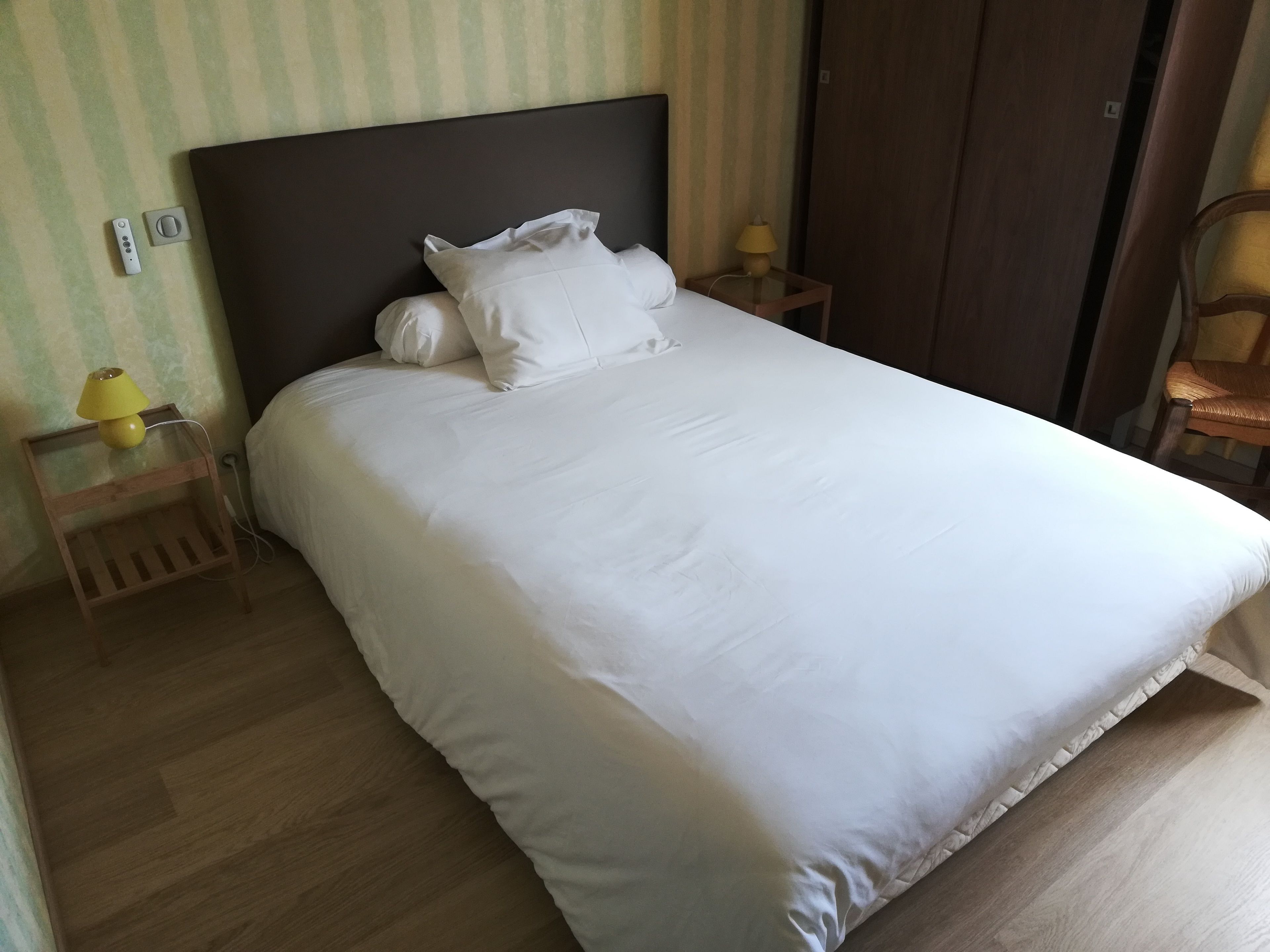 Roupas de cama premium, escrivaninha, Wi-Fi de cortesia, roupa de cama