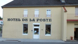A building with a sign reading "HOTEL DE LA POSTE".
