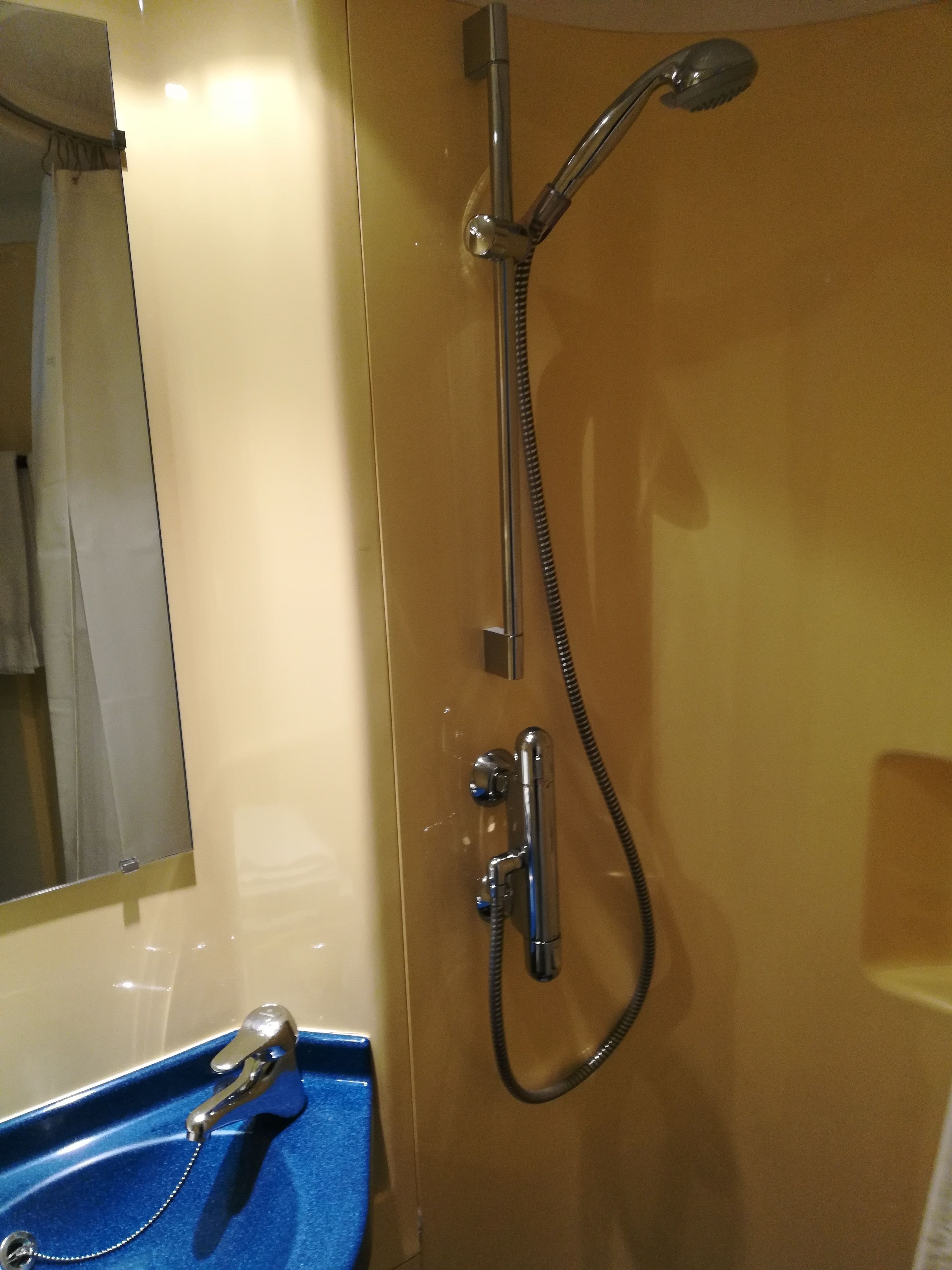 chambre triple classique (bleuet) | bathroom | shower, free toiletries, hair dryer, towels