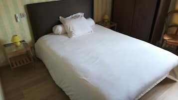 Chambre Double Classique, 1 lit double (Bouton d'Or) | Ropa de cama de alta calidad, escritorio, wifi gratis y ropa de cama
