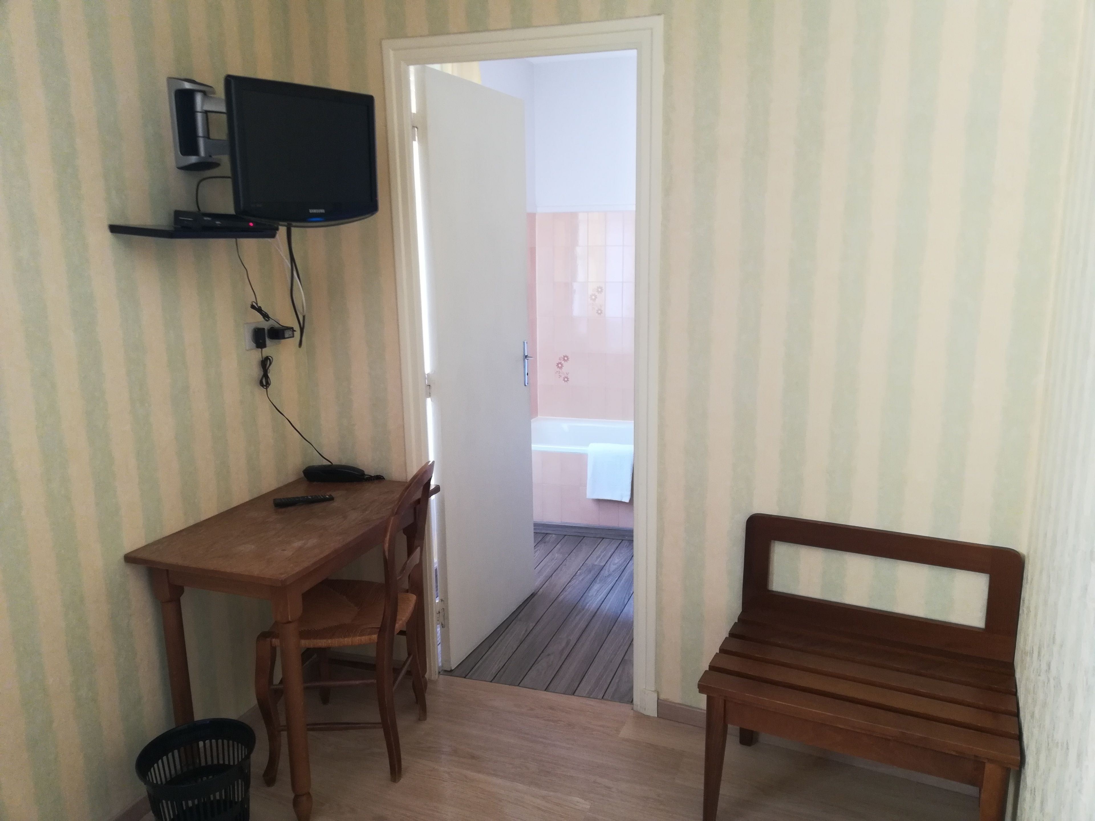 chambre double classique, 1 lit double (bouton d'or) | 1 bedroom, premium bedding, desk, free wifi