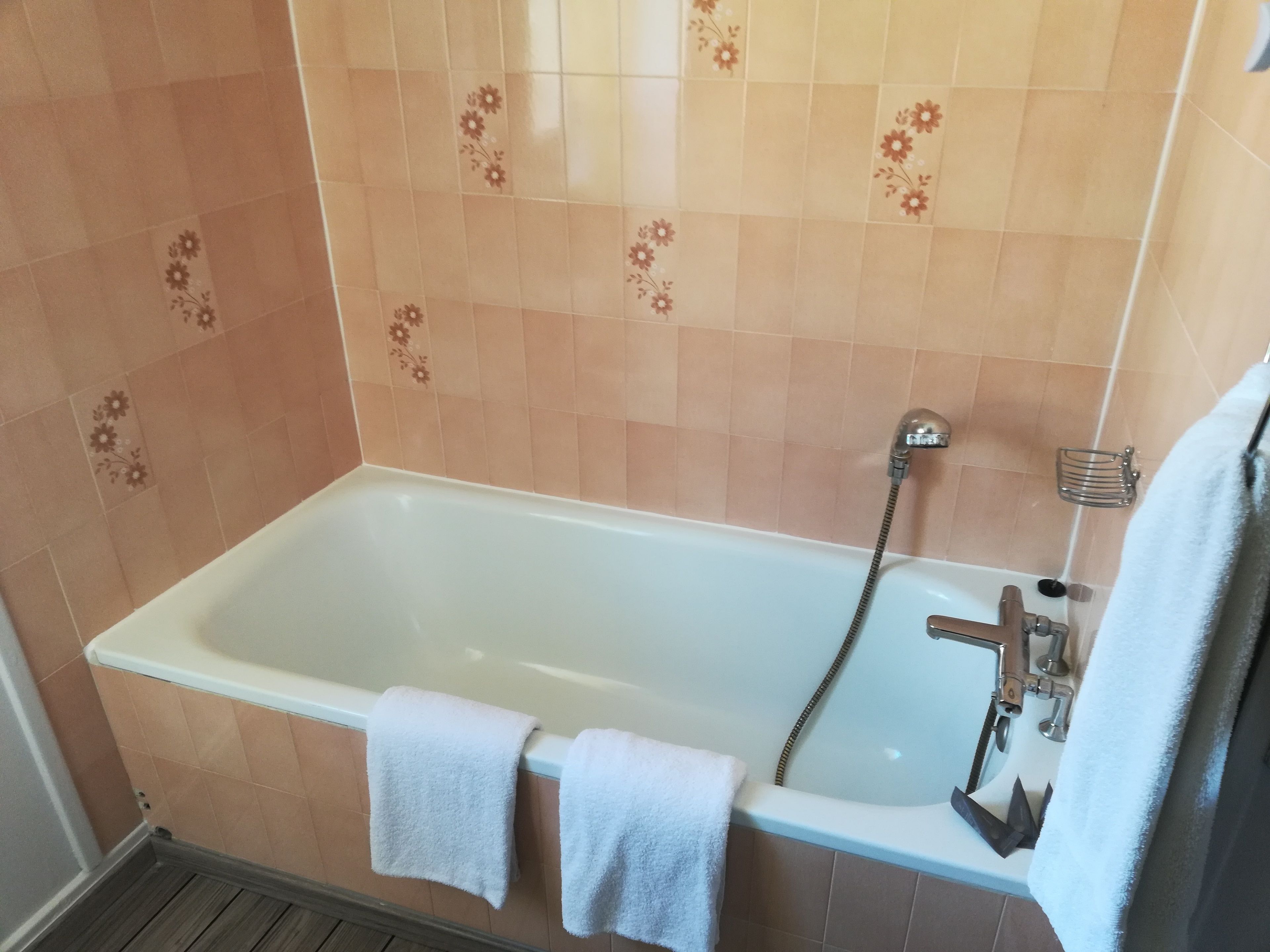 chambre double classique, 1 lit double (bouton d'or) | bathroom | shower, free toiletries, hair dryer, towels