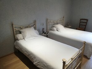 Driepersoonskamer | Luxe beddengoed, een bureau, gratis wifi