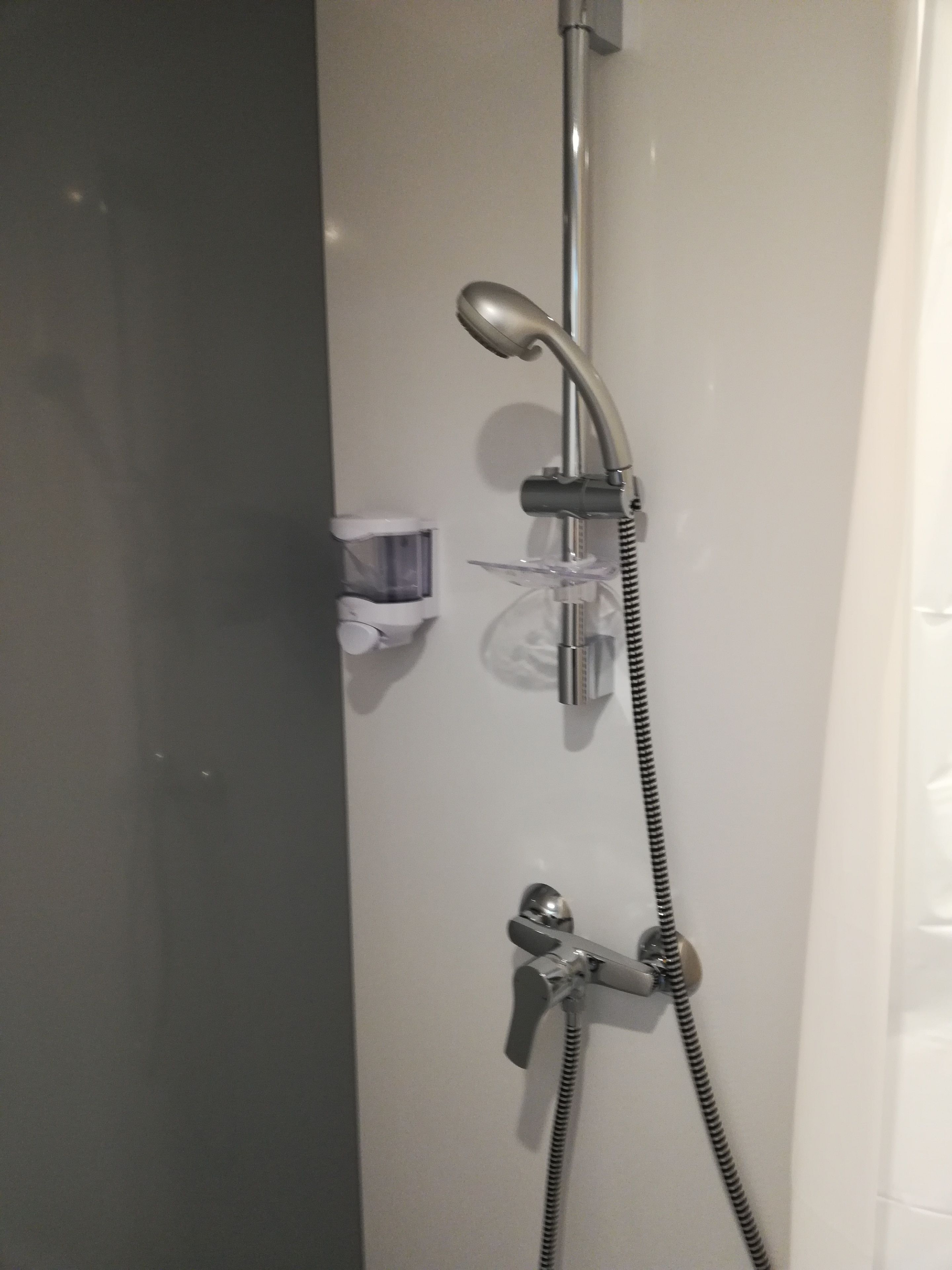 chambre quadruple classique (jonquille) | bathroom | shower, free toiletries, hair dryer, towels