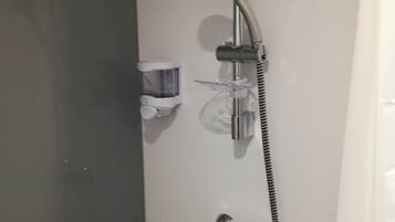 Vierpersoonskamer | Badkamer | Een douche, gratis toiletartikelen, een haardroger, handdoeken