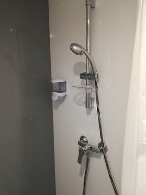 Chambre Quadruple Classique (Jonquille) | Bagno | Doccia, set di cortesia gratuito, asciugacapelli, asciugamani