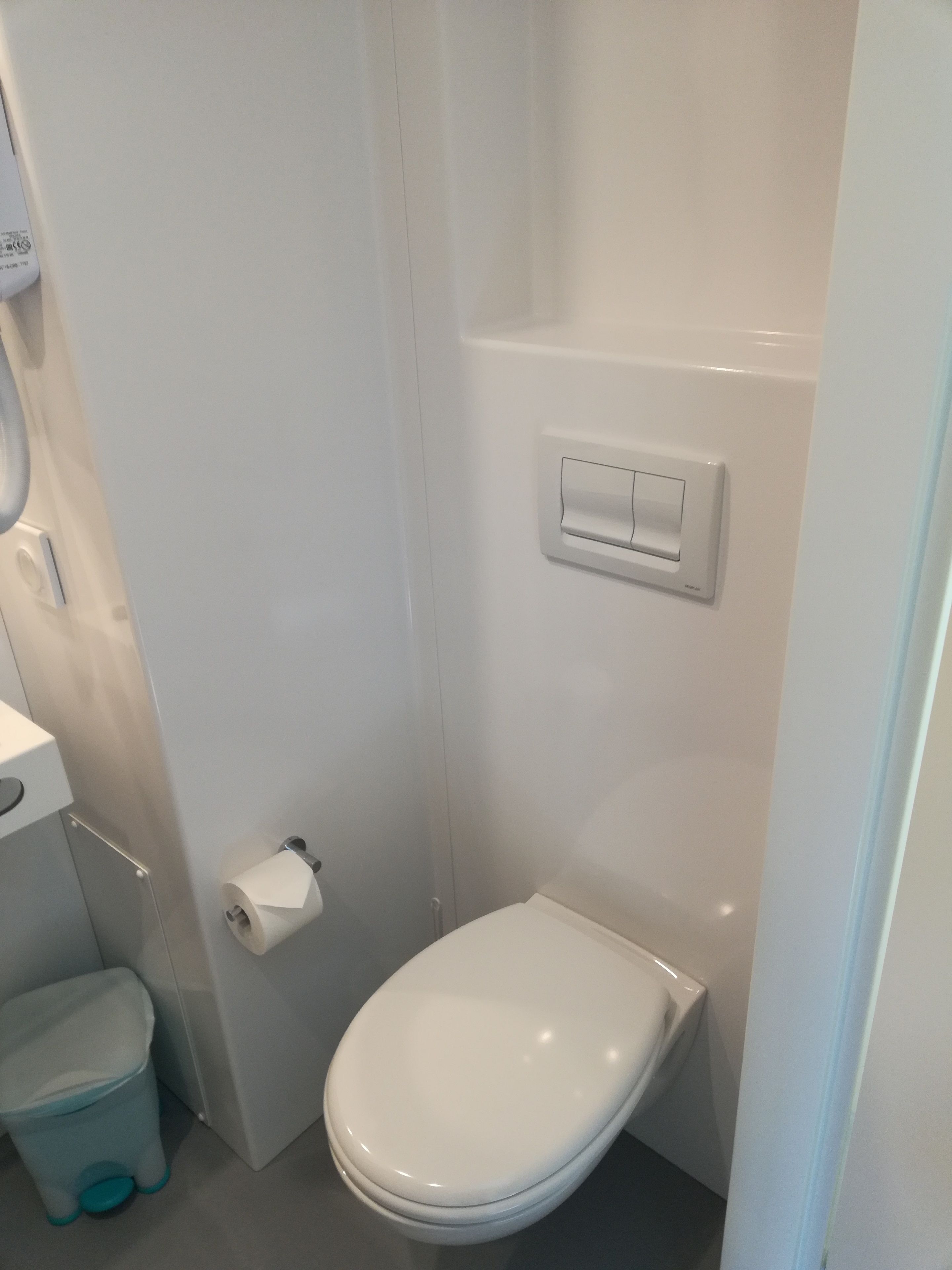 chambre quadruple classique (jonquille) | bathroom | shower, free toiletries, hair dryer, towels