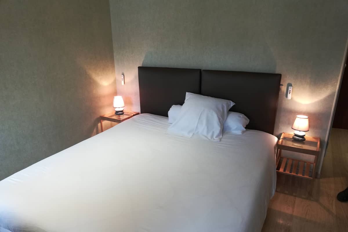 Klassieke kamer, 1 twee- of 2 eenpersoonsbedden (Sapin) | Luxe beddengoed, een bureau, gratis wifi