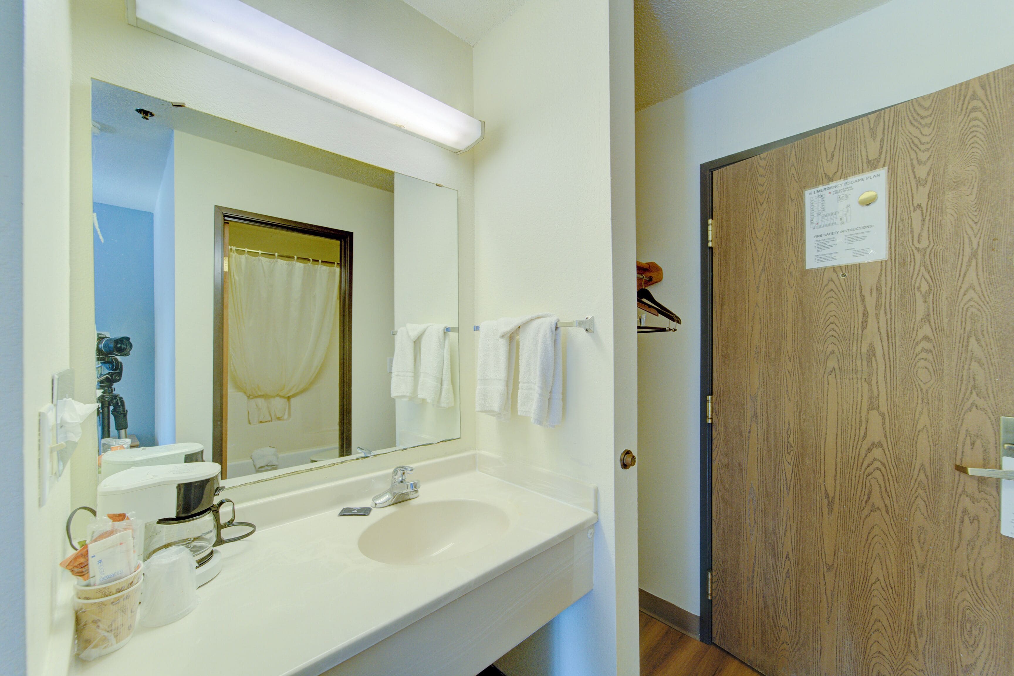 King Bed Accessible Non-Smoking | Bathroom | Free toiletries, hair dryer, towels
