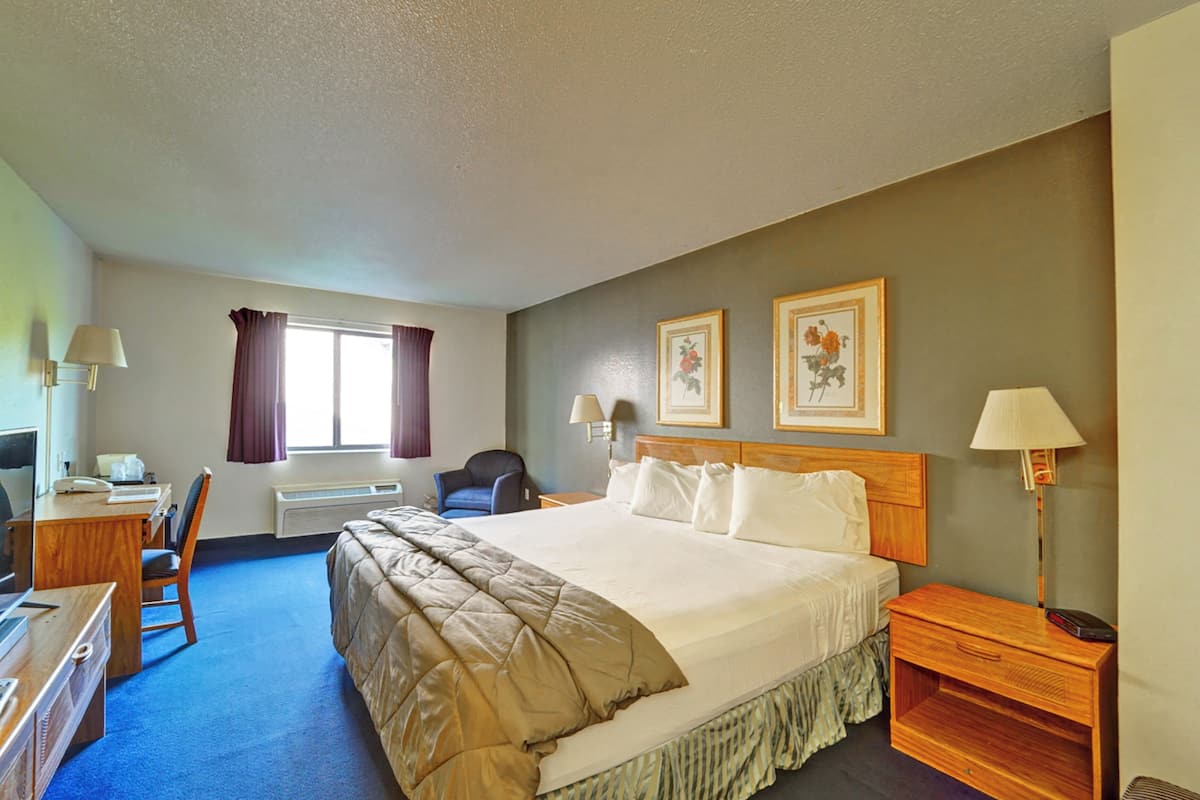 Full Bed Accessible Non-Smoking | In-room safe, desk, iron/ironing board, free WiFi