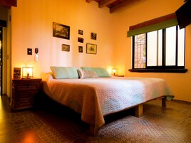 Habitación estándar, 1 cama de matrimonio grande | Decoración individual, mobiliario individual, wifi gratis y ropa de cama