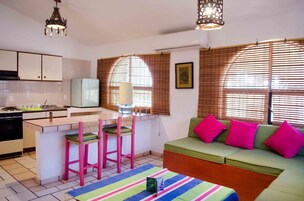 Villa Premium, 1 cama de matrimonio grande, cocina | Cocina básica privada | Frigorífico y cafetera o tetera