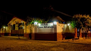 Un edificio con un letrero que dice "Hotel Casa Alvarada".