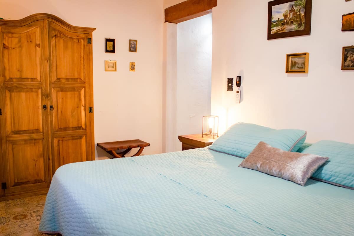 standard room, 1 king bed | individually decorated, individually furnished, free wifi, bed sheets