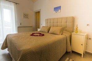 3 bedrooms, premium bedding, iron/ironing board, free cots/infant beds - Corfos Villa (Mykonos)