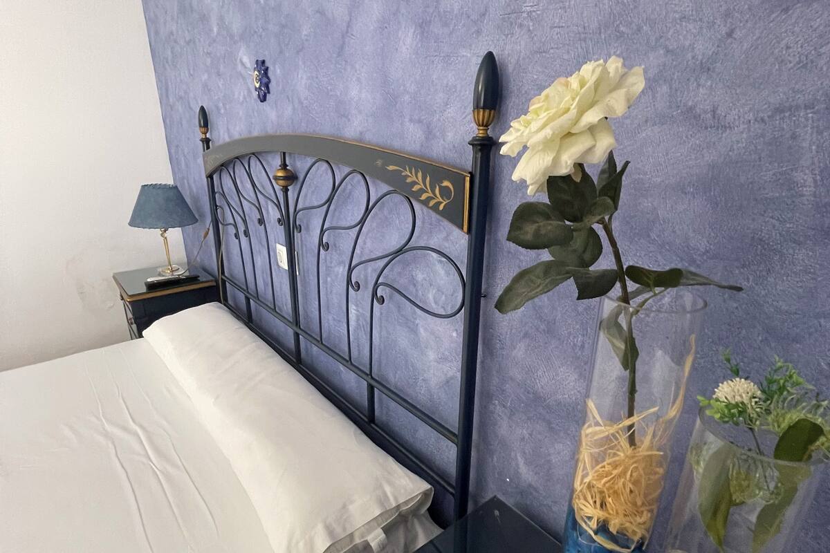 Luksus-dobbeltrom | Memory foam-senger, skrivebord, blendingsgardiner og strykejern/-brett