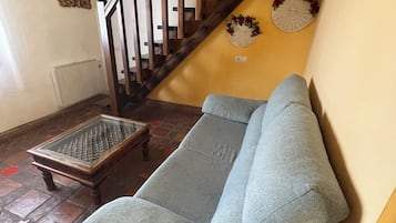 Suite romántica | Área de sala de estar | Televisión de pantalla plana