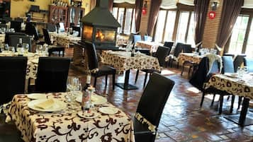 Se sirven comidas y cocina mediterránea