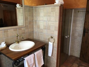 Free toiletries, hair dryer, towels - La Hacienda del Marquesado (Albunan)