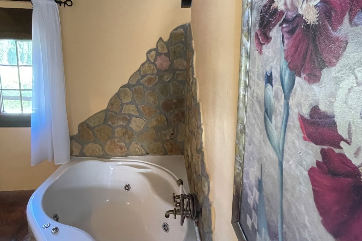 Suite – honeymoon | Memory foam-senger, skrivebord, blendingsgardiner og strykejern/-brett
