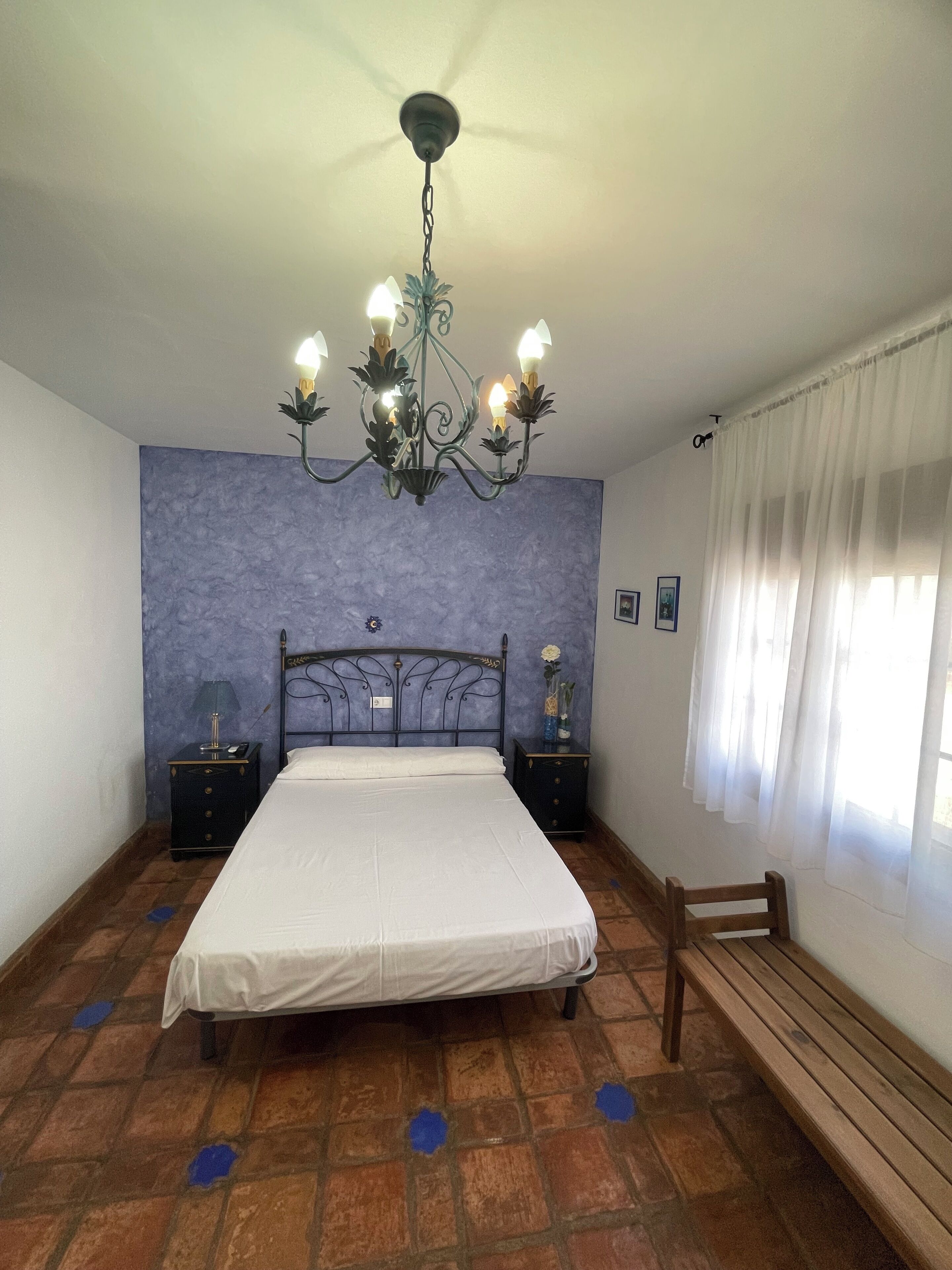 Luxe tweepersoonskamer | Bedden met traagschuimmatras, een bureau, verduisterende gordijnen