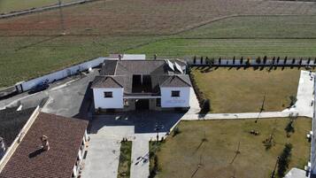 Un bâtiment avec un toit recouvert de tuiles et une enseigne sur laquelle on peut lire « LA HACIENDA ».