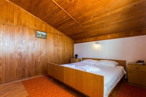 Apartamento clásico, 2 habitaciones, balcón, vistas al mar | 1 dormitorio, escritorio, tabla de planchar con plancha